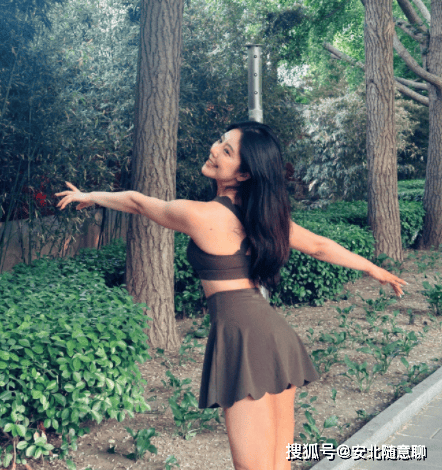 昔日宅男女神赵奕欢,身材管理依然在线