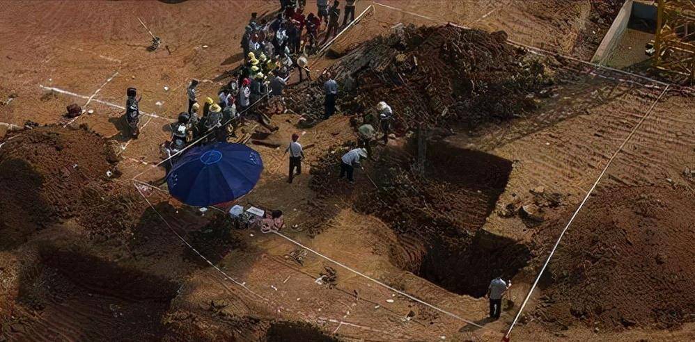 2003年,在内蒙古吐尔基山工作人员正在进行采矿作业,和往常一样这几个