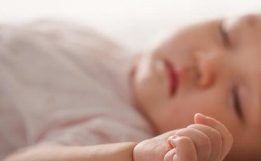 有的宝宝睡觉安静乖巧，有的宝宝爱哭，可能是这些原因造成的_孩子_睡觉_家长。