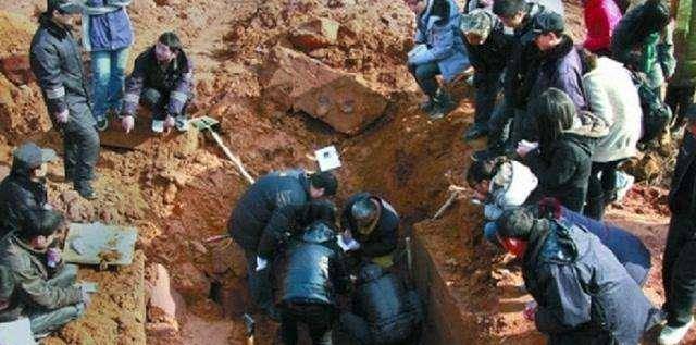 包括老石在内一共有十几个人来到铜棺处,他们用手挖,用铲子铲,终于在