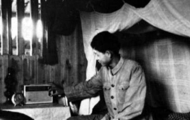 1990年,飞行员王宝玉驾机叛逃苏联,不久便被遣返回国,结局讽刺