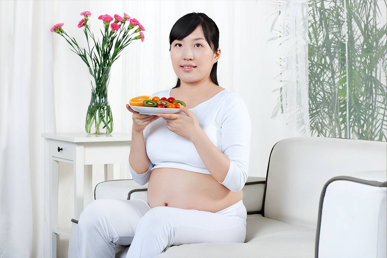 女性孕期水果免费，买水果要3万。宝宝出生后，医生对_胎儿_体重_食物都不淡定。