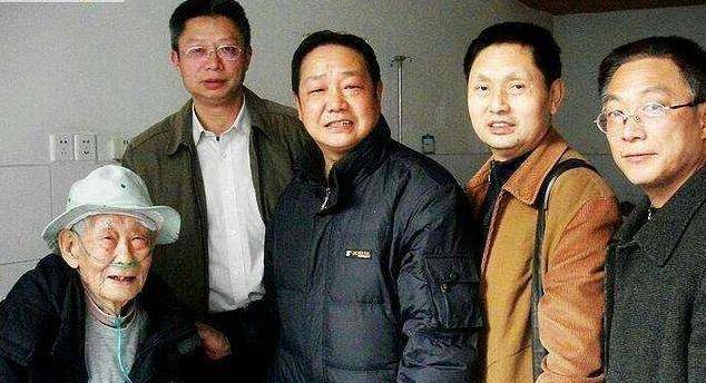 这位老人名叫张国富,出生在吉林的一个农民家庭,年