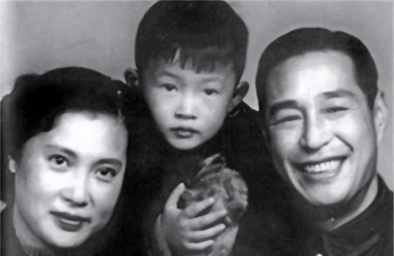 丈夫卧病20年,儿子患有精神分裂症,秦怡的一生:如疾风知劲草