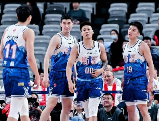 新疆队兄弟情深:赵睿坐轮椅,阿布都沙拉木暖心行动