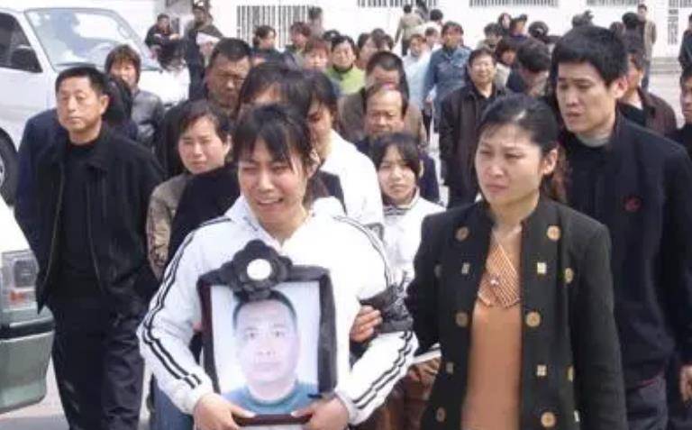 "中国第一飞天农民"谭成年:不顾全家反对造飞机,最终机毁人亡_李玉凤