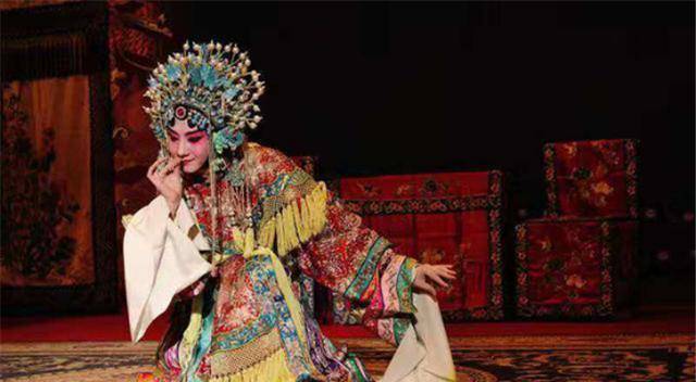 梅兰芳富抵半个北京城,出场费10根金条,月薪2100,出手就捐飞机