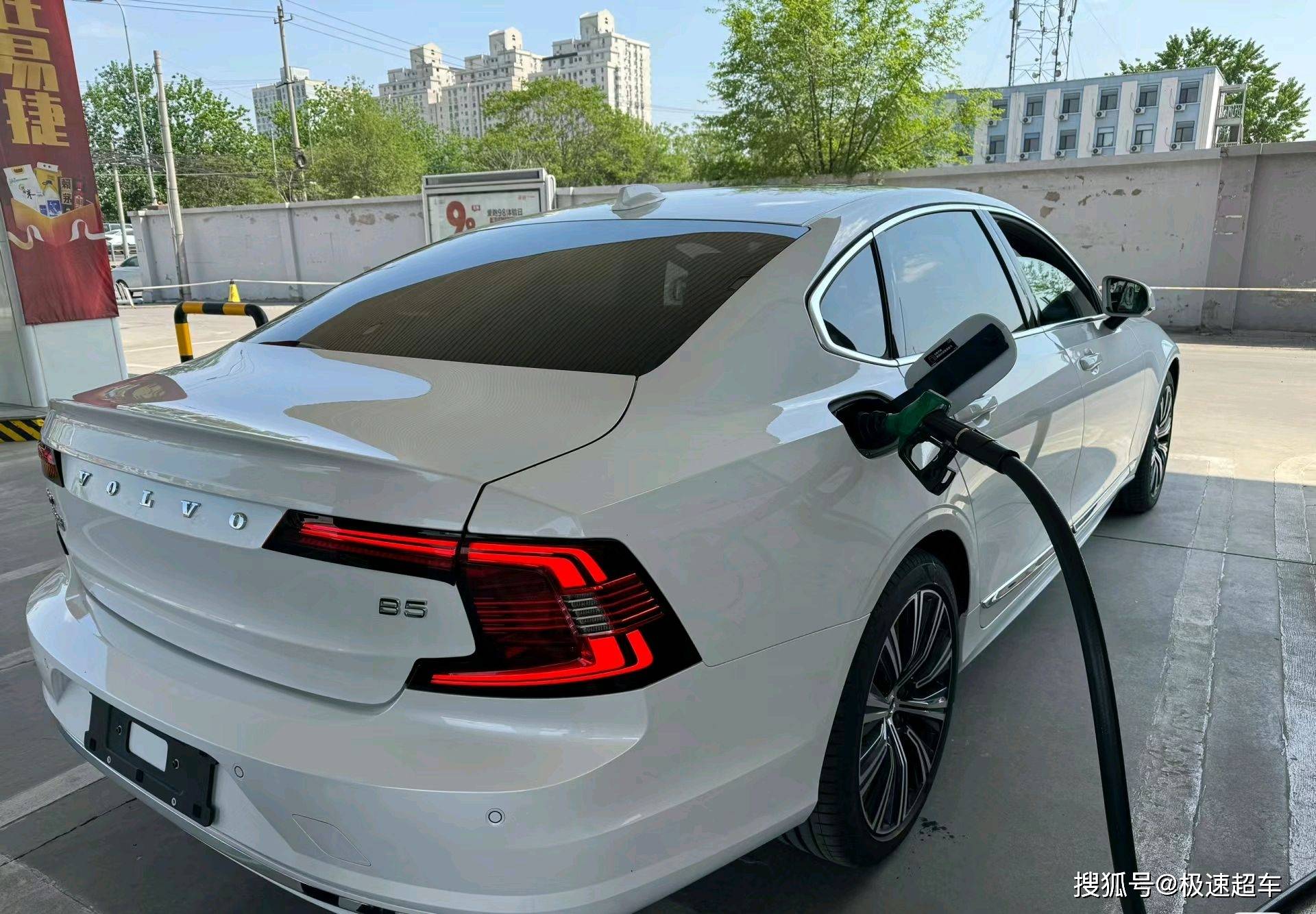 总之,新款沃尔沃s90以其优雅的外观,豪华的内饰,出色的驾驶体验和卓越