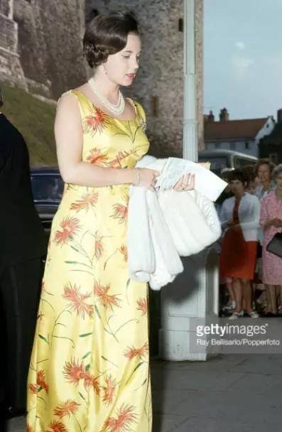 在哥本哈根学时装设计,经常出席王室活动↓缘分未到,本尼便安安心心过