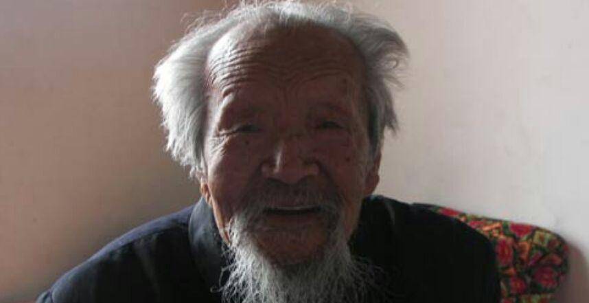 青年背负着彭铁城来到李振元家,叫开院门,说明来意,李振元很爽快地把