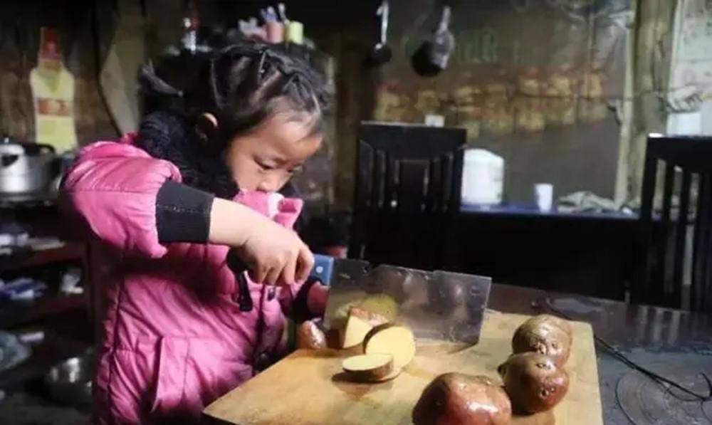 爸爸坐牢妈妈失踪,贵州6岁女孩撑起三代之家,所有人为她点赞