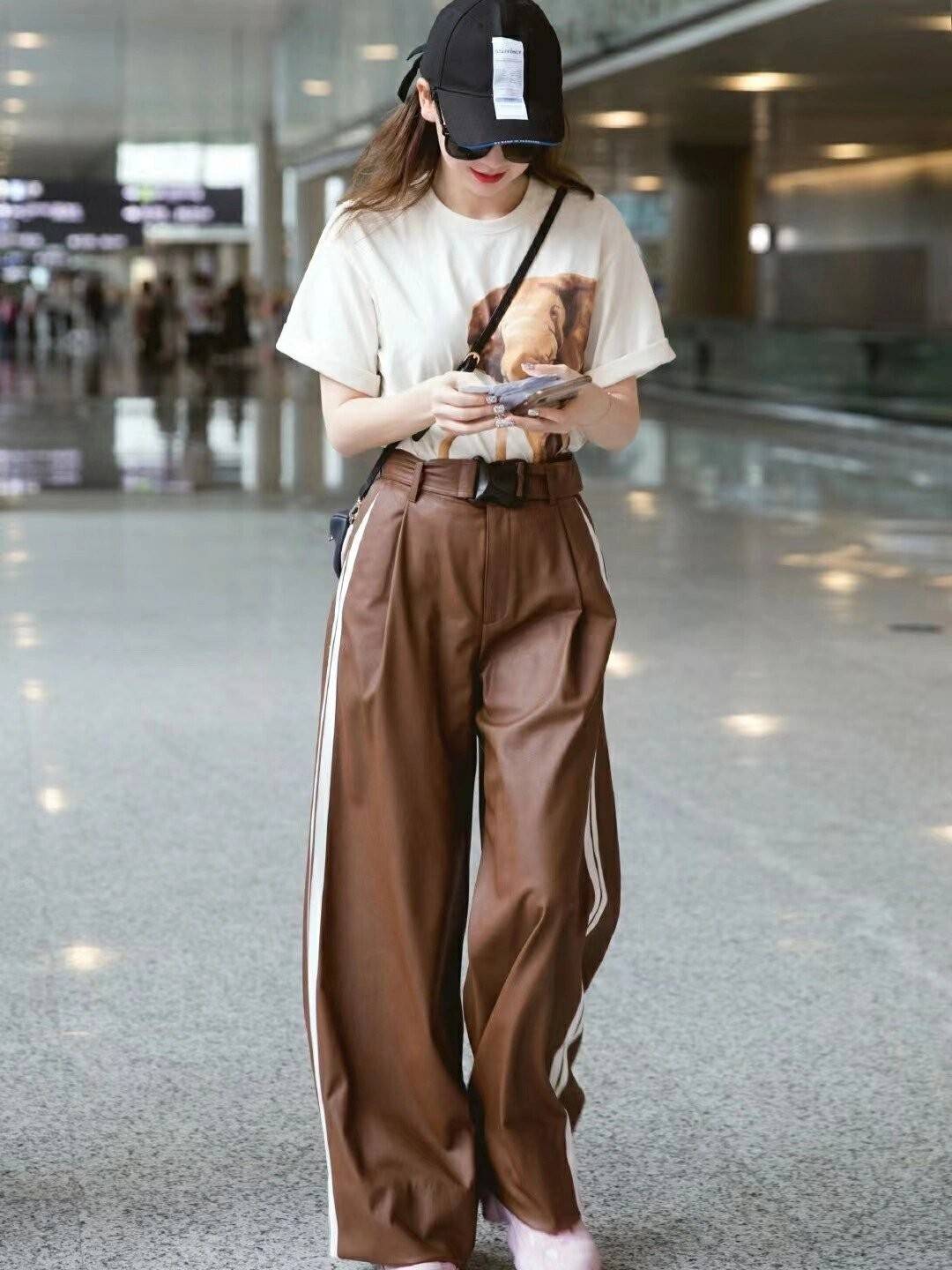 戚薇带火了美拉德新穿法:t恤 阔腿裤 运动鞋,时髦洋气又减龄