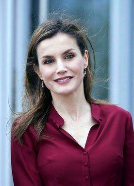 14岁她插足老师家庭,32岁她成了王妃,42岁晋升最美王后