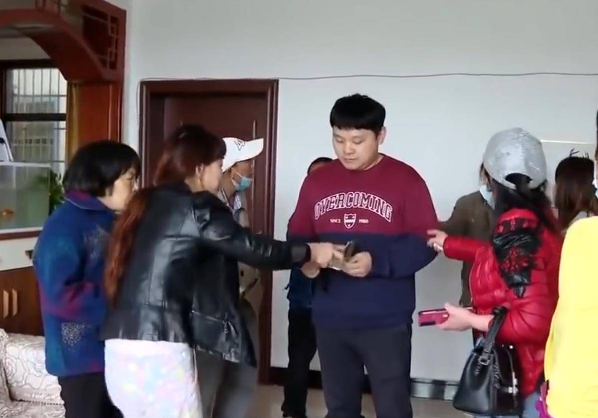 男子十年间九次婚姻,女友更是不断,满身债务依旧潇洒_刘兰香_肖勇