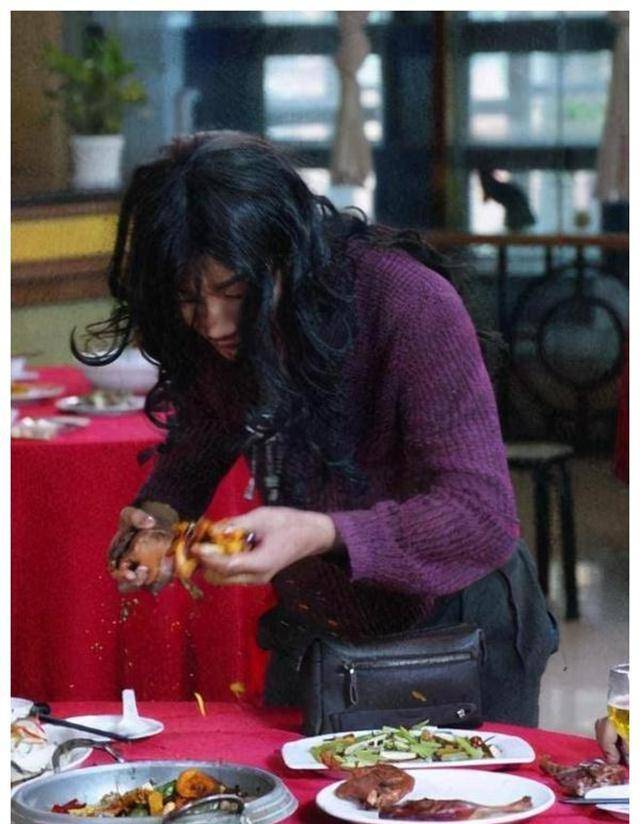 河南懒人杨锁:吃饭要人喂,双脚不沾地,23岁那年直接懒死