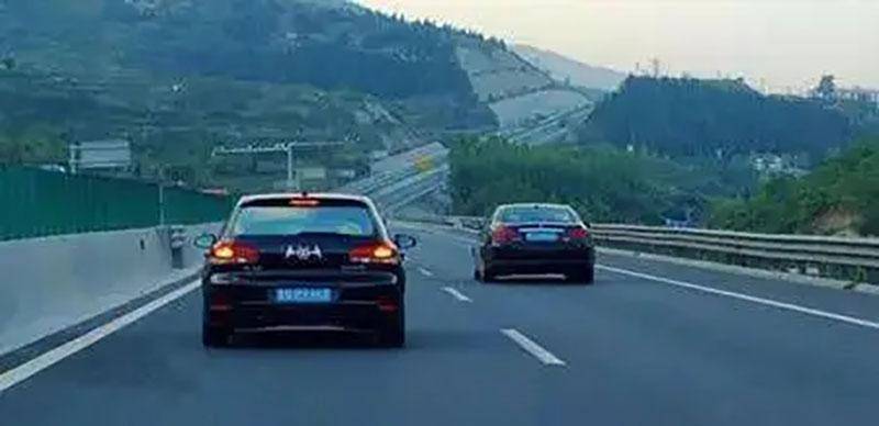 两辆豪车在城区逛了许久后,驶上了高速路,没有太多车的道路成了豪车的