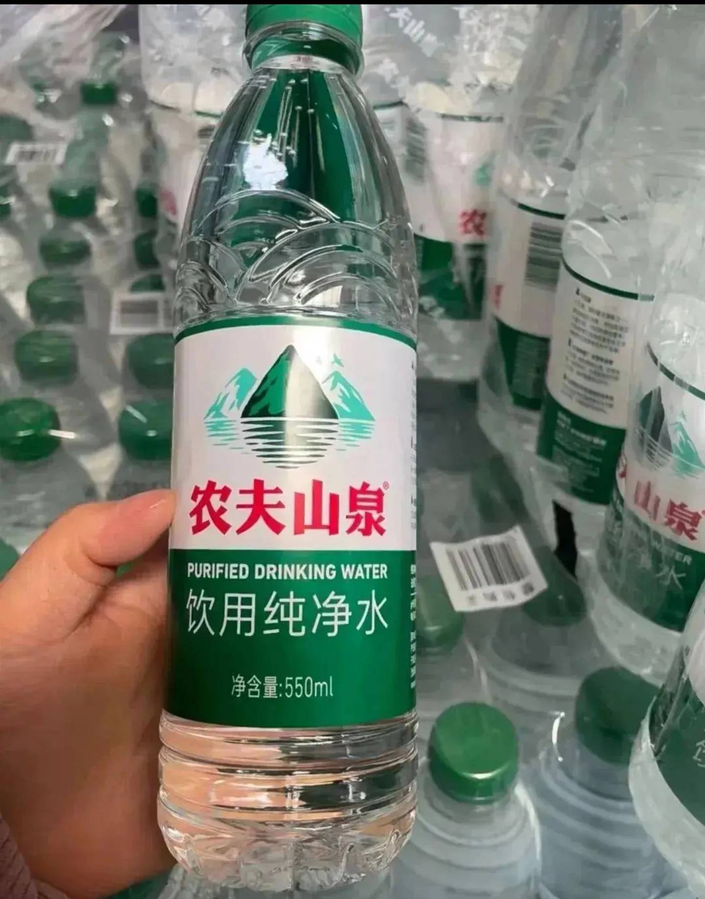 最近,农夫山泉推出了一款纯净水新包装,为了和矿泉水区分,从标志性的