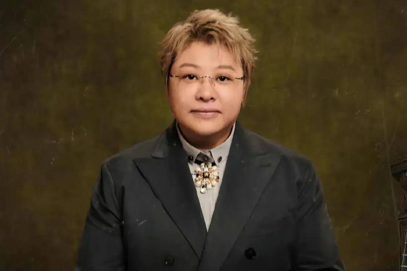 在多个公共事件和社会活动中,韩红都展现出了积极的参与态度和强烈的