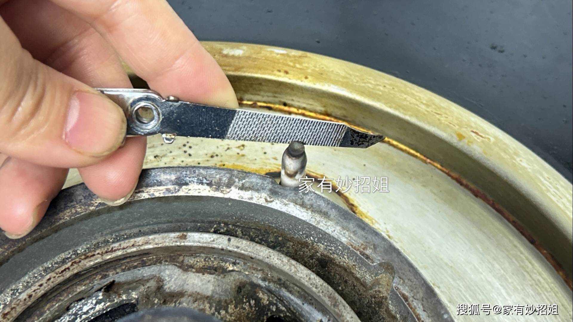 燃气灶打着火松手就灭怎么办?教你用指甲剪搞定,不换零件不花钱