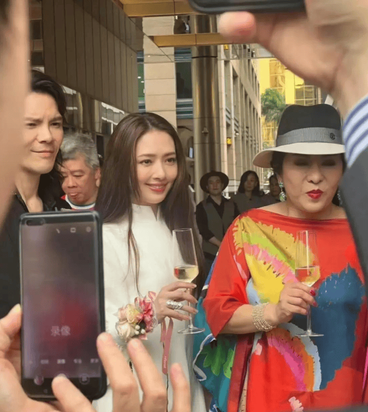 向太幸福写在脸上,小奶黄被爸爸抱着乖巧可爱_郭碧婷_儿媳妇_婆婆