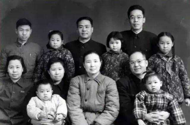 吴晗与袁震:妻子因病无法生育,他说服母亲接纳,婚后相守30年