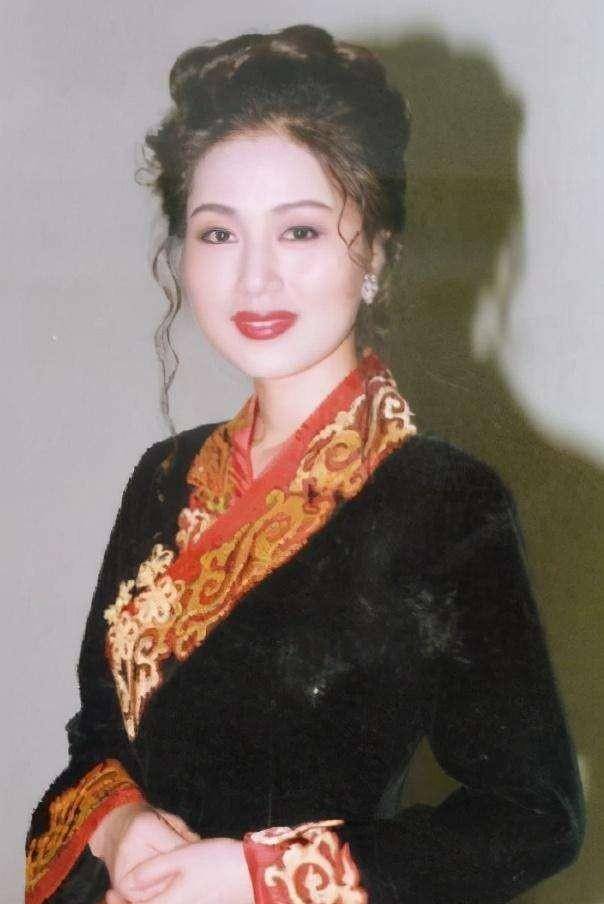 余秋雨:靠妻子的打工费度日,成名后却抛弃妻子,娶"唐僧母亲"