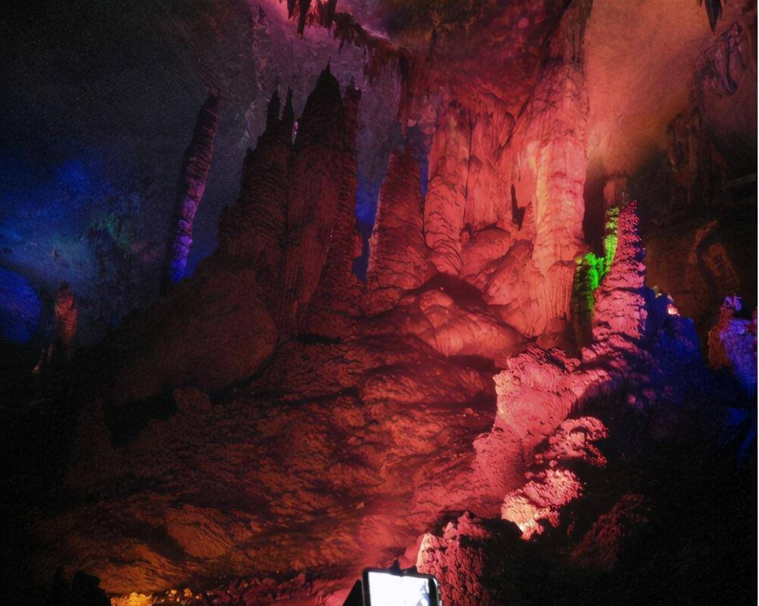 在进去九龙洞之前工作人员分发的有蜡烛,现在蜡烛越燃越少,三人意识到