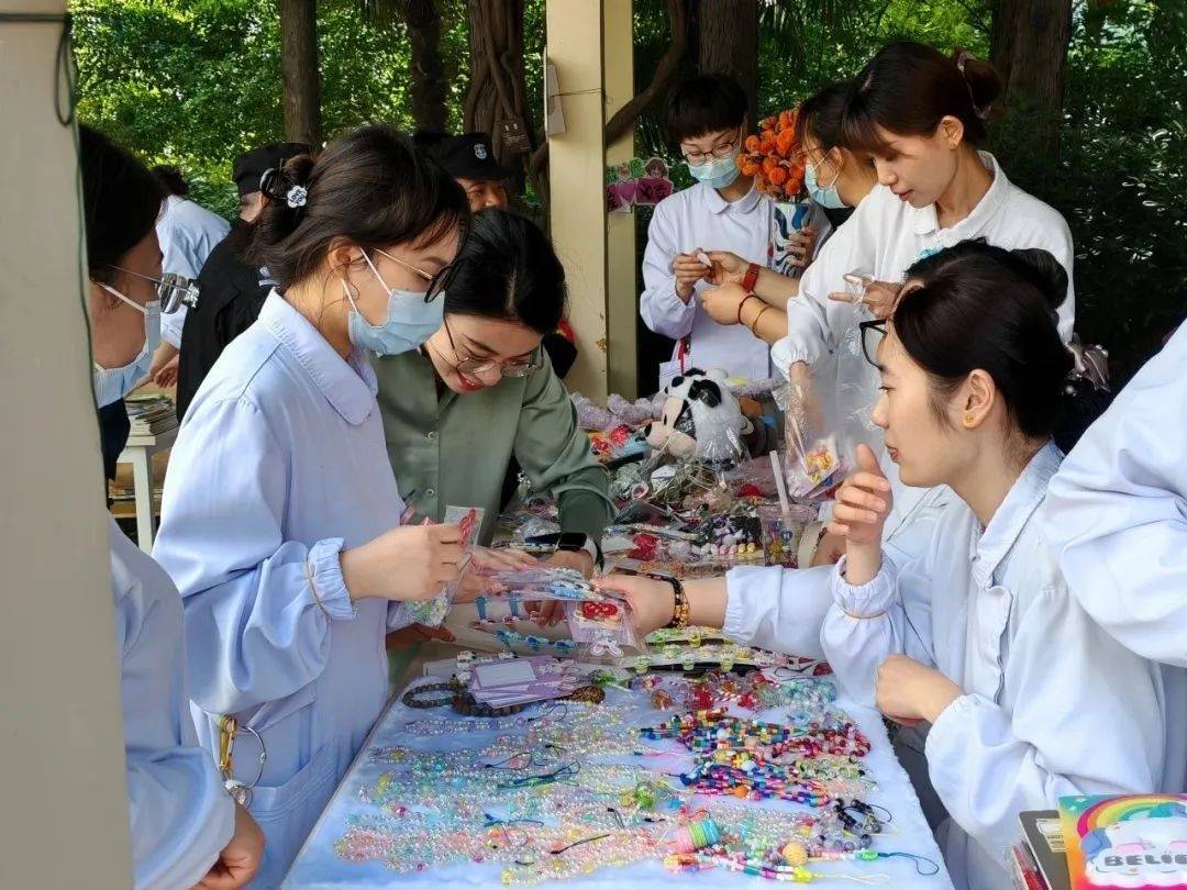 护理健康咨询,爱心义卖……护士们这样过节