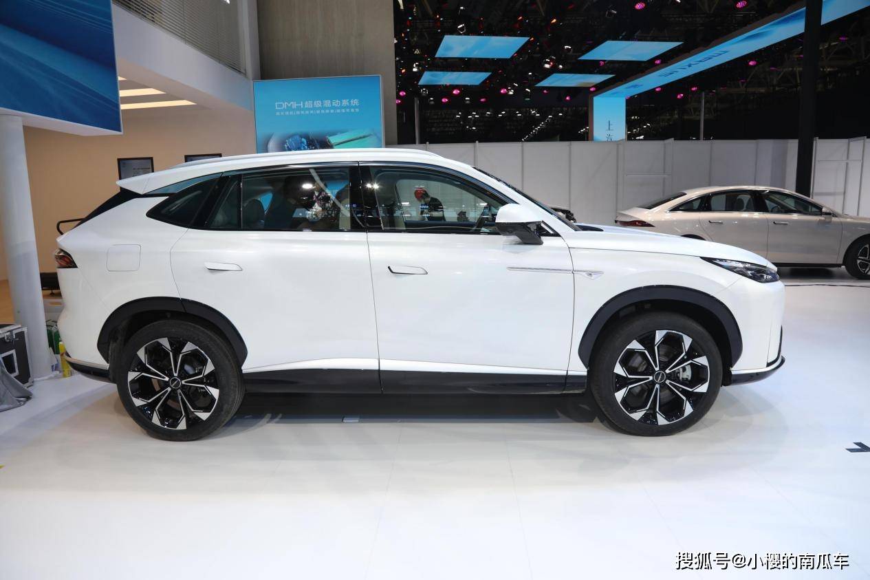 由于荣威d5x dmh标配了vtol移动电站功能,所以在露营,自驾游时的优势