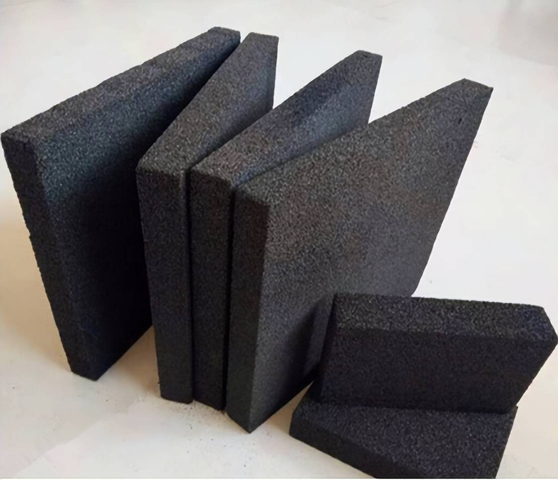 相较上述两大类吸声材料,采用微裂缝吸声结构的全金属吸声板既具备