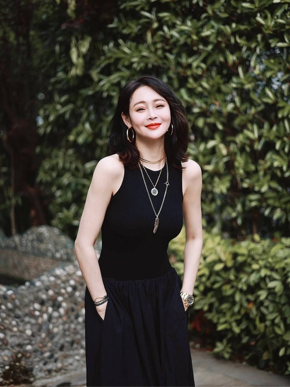 被41岁于明加的街拍图惊艳!穿露背小红裙变"水蜜桃",性感又迷人