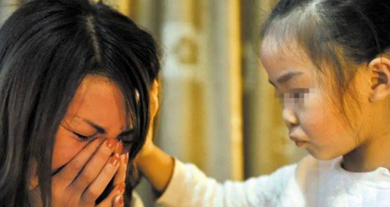 浙江女孩为报恩瞒着爸妈寻养父母12年,在养母坟前大哭:我来晚了