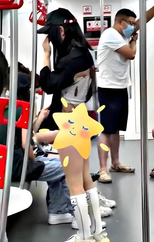 纪实女主播输掉pk接受惩罚,坐地铁披蚊帐裙,一直低头不愿意露脸