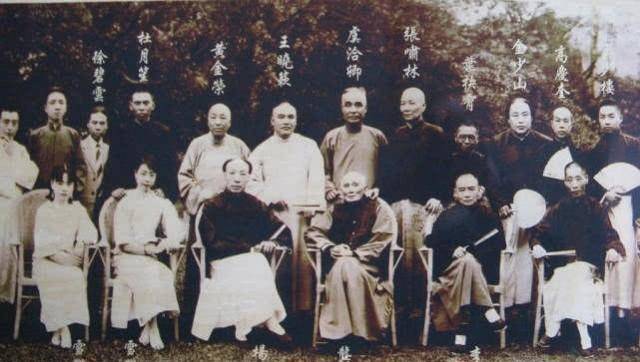 黄金荣:两次被女人卷款,晚年扫大街,子女过得如何?