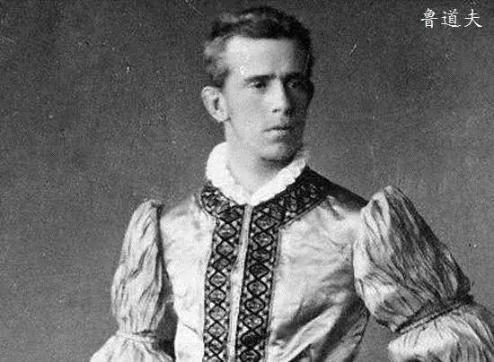 郁闷的鲁道夫整天都与各色女人交往,因为父母婚姻不幸福,所以他压根就