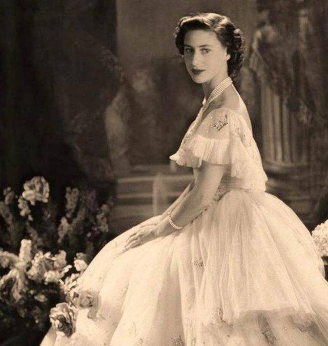 有钱有闲,又不用像姐姐那样背负着沉重工作任务的玛格丽特,每天过得