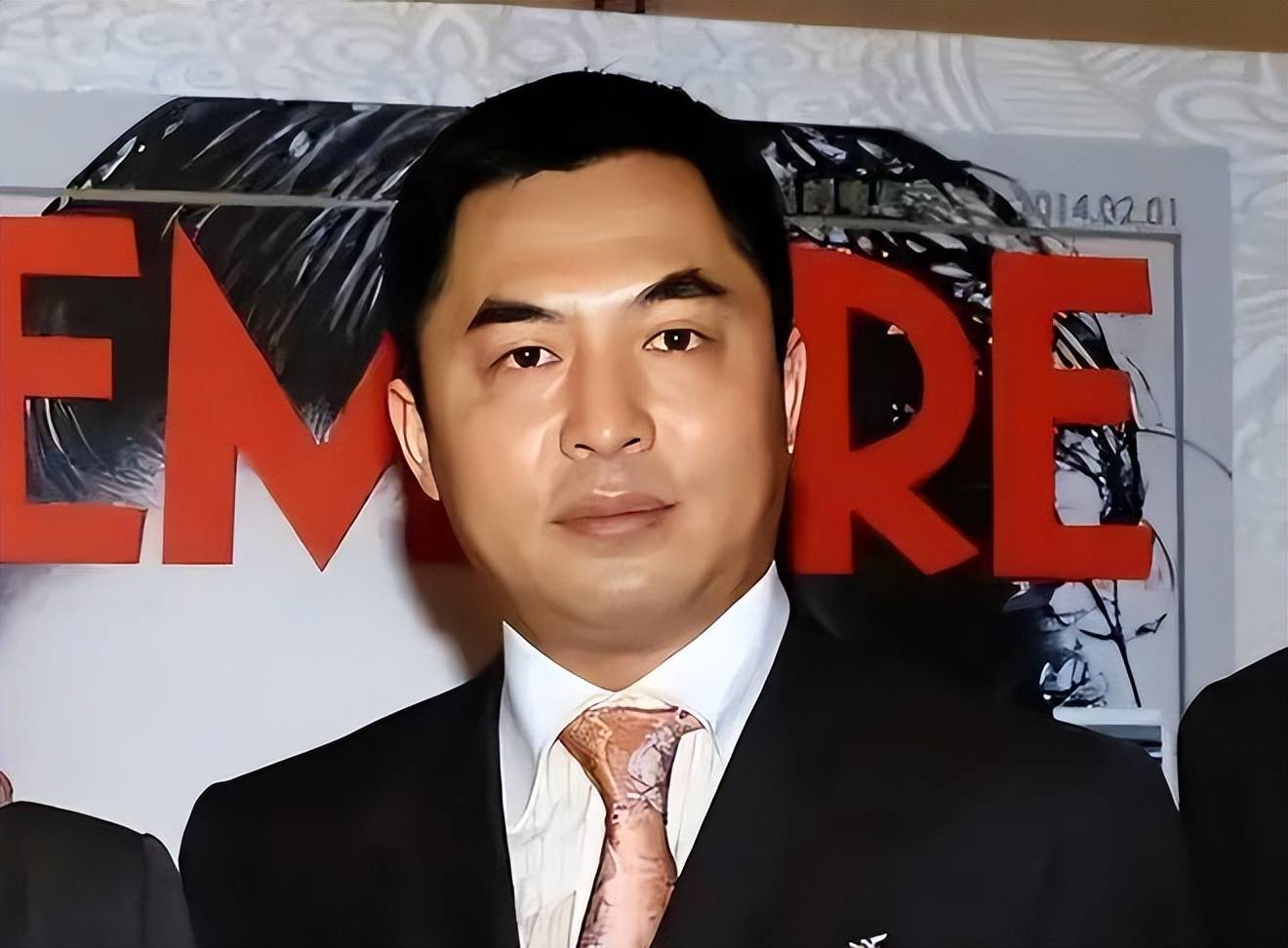 原天上人间老板被驱逐出美国!被收拾到当庭落泪,暴富神话破灭