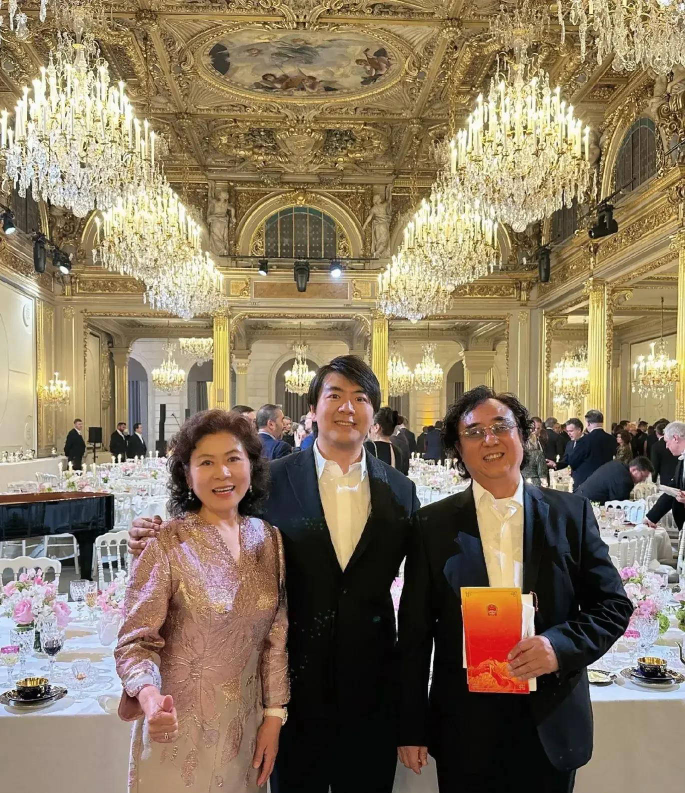 郎朗晒与妈妈合影庆祝母亲节,母子相貌神似周秀兰优雅迷人