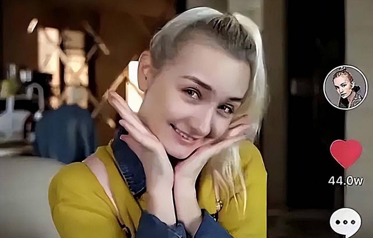 伯尼在抖音上分享生活2018年2月,伯妮开通了抖音账号,取名"意大利的伯