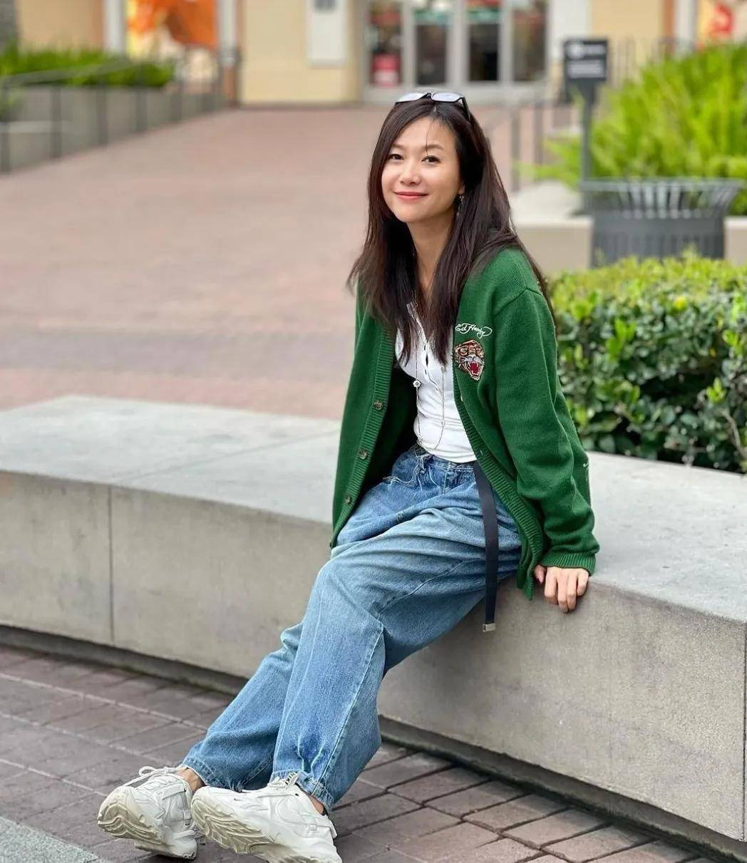 徐静蕾下搭一条牛仔短裤,款式简约利落, 短裤的长度适中,既能够展现出