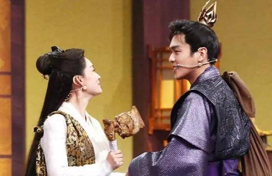 主演互动引网友讨论._李沁_张若昀_杨洋