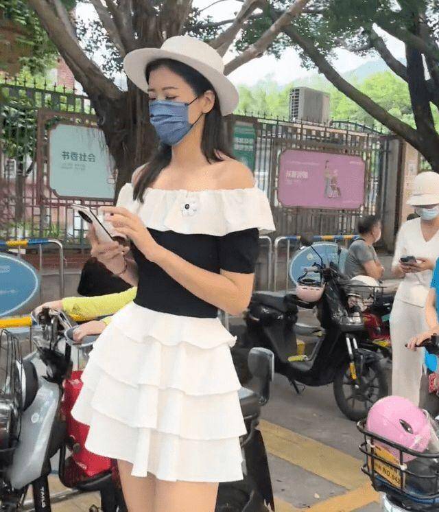 回顾:女子穿白色短裙去接娃,一旁家长紧盯大长腿,眼神十分复杂