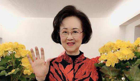 琼瑶的母亲出身名门,爱上家庭教师,不顾流言生下双胞胎