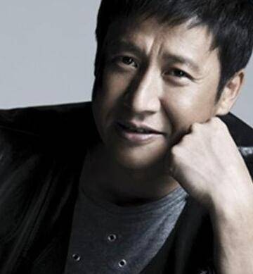 从话剧业转行,与小七岁的漂亮女演员喜结连理