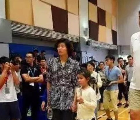 姚明10岁女儿被称"小巨人",身高"失控",网友:我都不如孩子