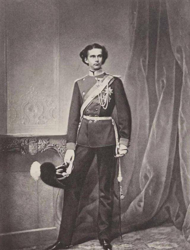 路德维希二世迷恋茜茜公主,为她建造新天鹅堡,40岁神秘溺亡