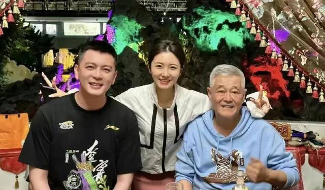 赵本山师徒看球赛笑不停,辽篮新粉头现身,投资引发热议!