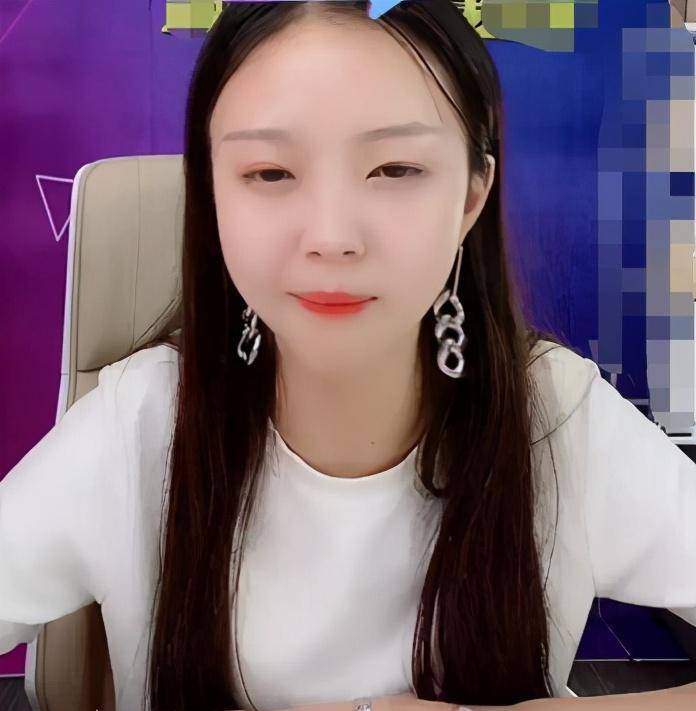 23岁网红女生存款余额走红网络:有些贫穷,其实早已注定