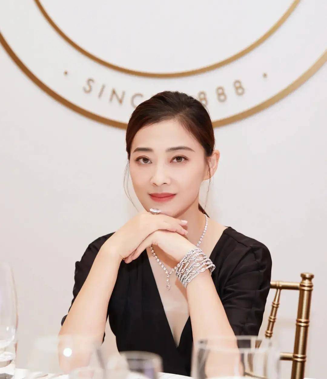 1994年春晚,朱时茂小品中充当"道具"的女孩,如今已经大红_梅婷_观众