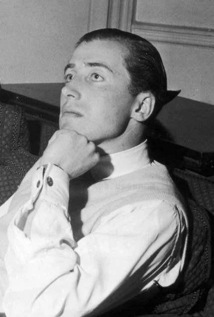 在继承伯爵爵位前,他的头衔是波切斯特勋爵,那时还是公主的伊丽莎白